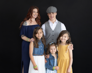 Family portrait image of Linnie Shafer, her son and three daughters.