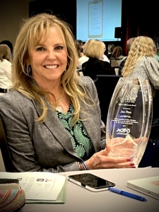 Jan Finn, MTN CEO receives lifetime achievement award.